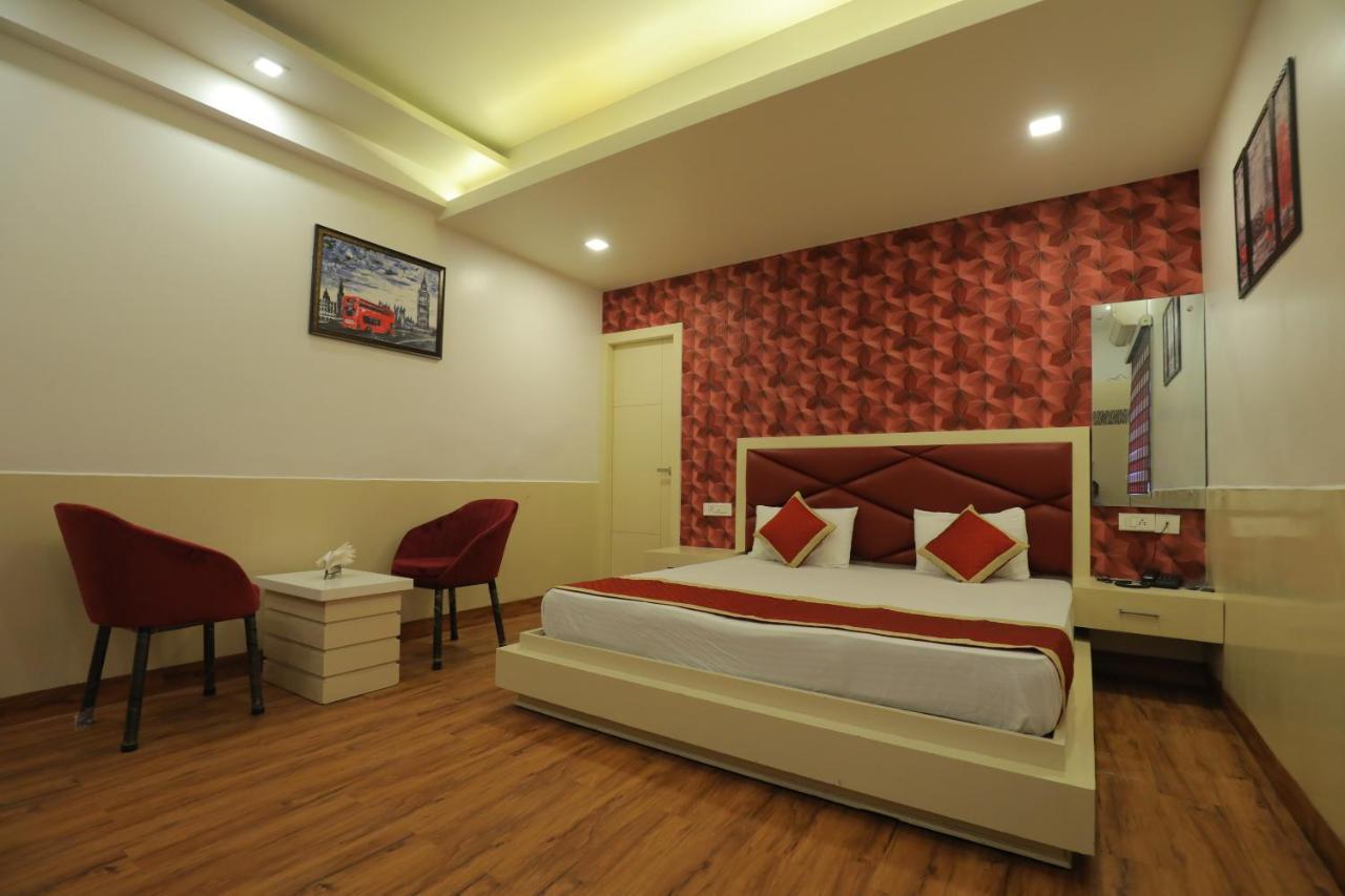 Hotel Sahib'S Red Carpet - The Family & Corporate Hotel Agra  Exteriör bild