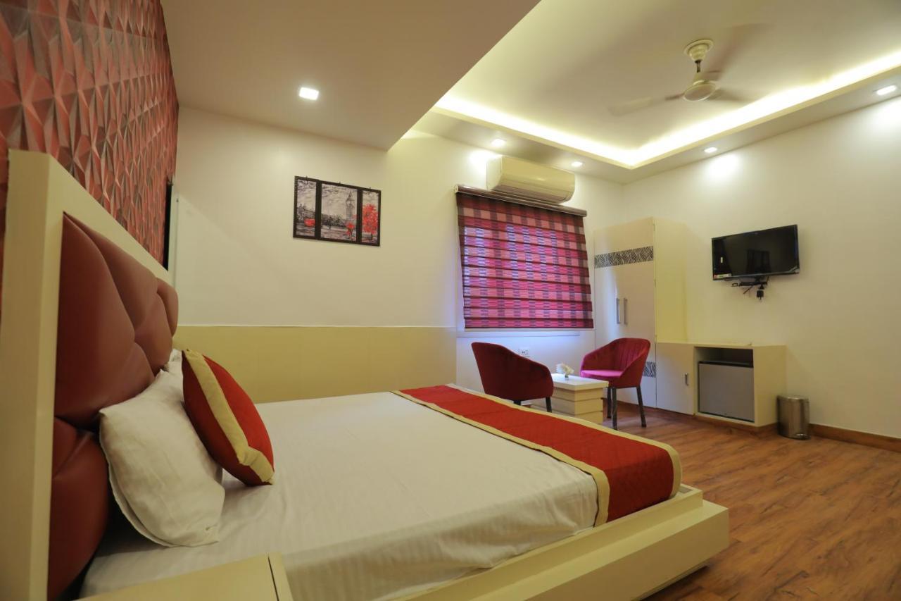 Hotel Sahib'S Red Carpet - The Family & Corporate Hotel Agra  Exteriör bild