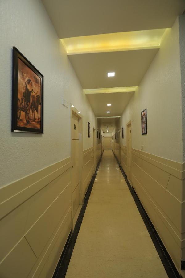 Hotel Sahib'S Red Carpet - The Family & Corporate Hotel Agra  Exteriör bild