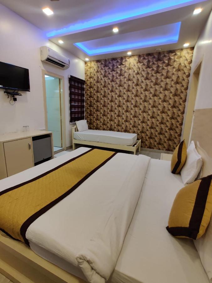 Hotel Sahib'S Red Carpet - The Family & Corporate Hotel Agra  Exteriör bild