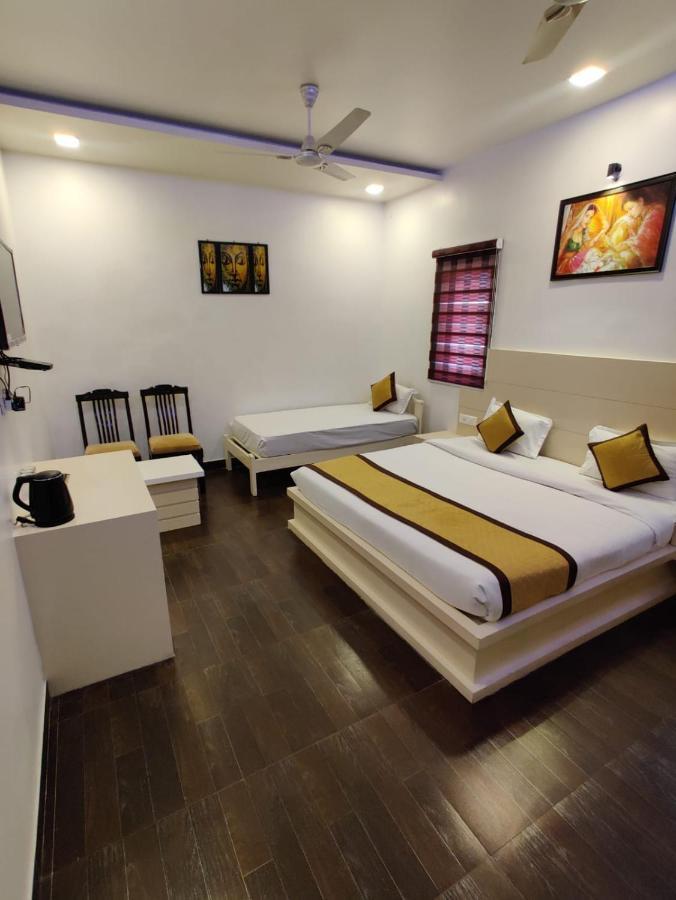 Hotel Sahib'S Red Carpet - The Family & Corporate Hotel Agra  Exteriör bild
