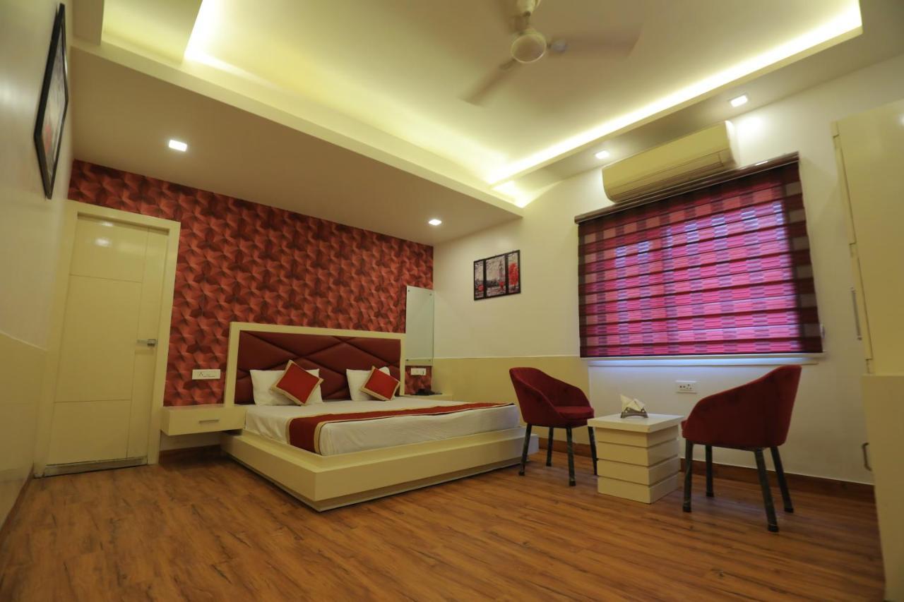 Hotel Sahib'S Red Carpet - The Family & Corporate Hotel Agra  Exteriör bild