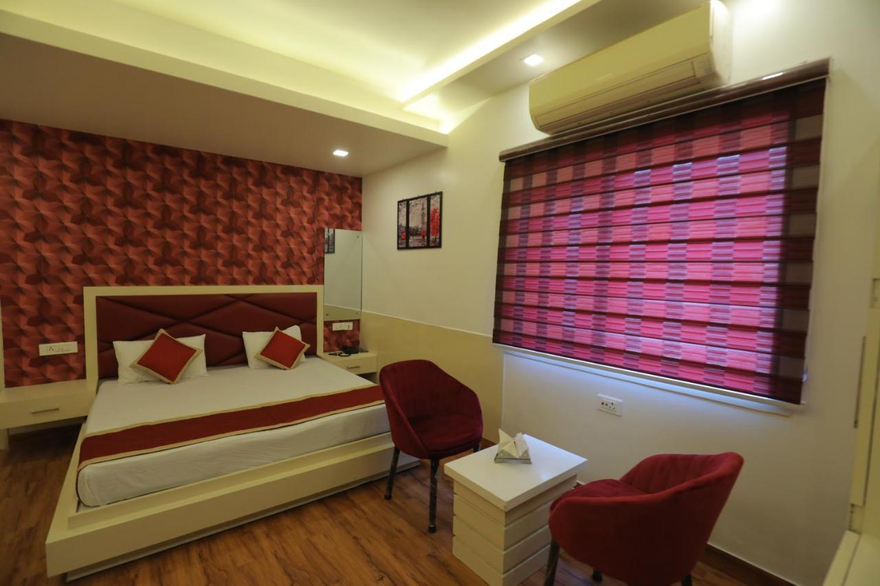 Hotel Sahib'S Red Carpet - The Family & Corporate Hotel Agra  Exteriör bild
