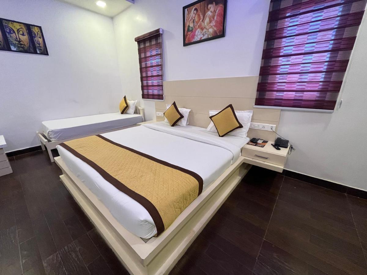 Hotel Sahib'S Red Carpet - The Family & Corporate Hotel Agra  Rum bild